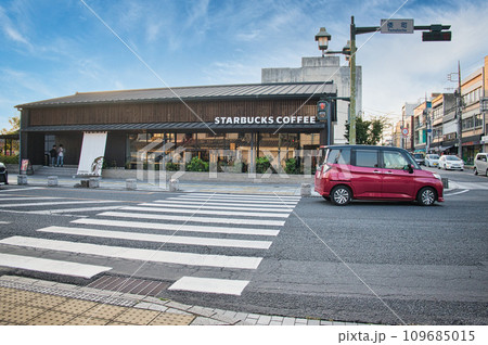 今も営業中の様々なお店が点在している、昭和レトロな雰囲気の栃木市の街並み 109685015