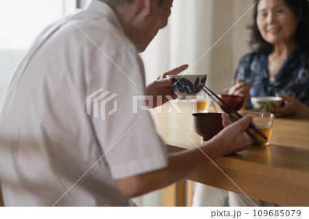食事をするシニア夫婦・老後の食卓イメージ 109685079