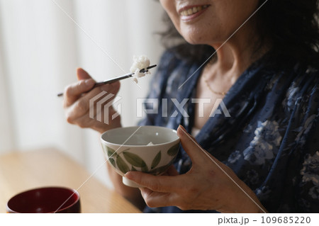 食事をするシニア・老後の食卓イメージ 食事をするシニア・老後の食卓イメージ 109685220