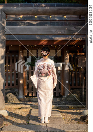 着物を着た女性 日本京都伝統建物背景 着物を着た女性 日本京都伝統建物背景 109685234