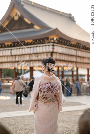 着物を着た女性 日本京都伝統建物背景 着物を着た女性 日本京都伝統建物背景 109685235