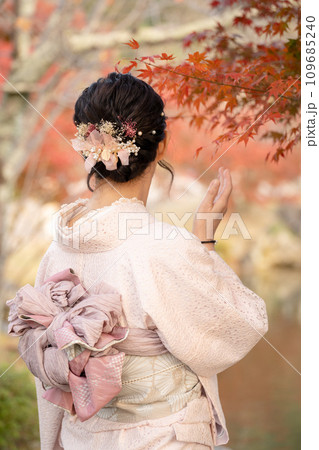 着物を着た女性 和傘 紅葉背景 着物を着た女性 和傘 紅葉背景 109685240