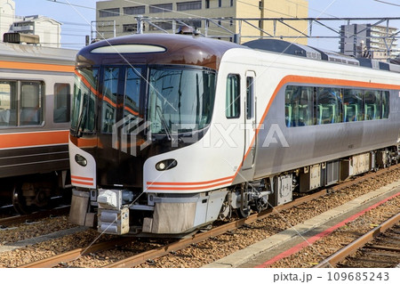 熱田駅の留置線に停車中のHC85系 熱田駅の留置線に停車中のHC85系 109685243
