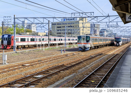 熱田駅の留置線に停車中のHC85系 109685246