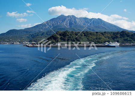 フェリーから見た桜島 109686615