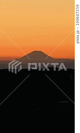 【千葉県 佐倉市】夕焼けと富士山 109687259