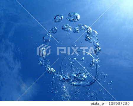 水中から見る青空 水中から見る青空 109687280