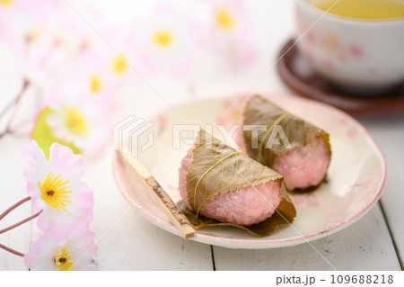 上品に香る日本の伝統和菓子 桜餅 109688218