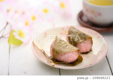 上品に香る日本の伝統和菓子 桜餅 上品に香る日本の伝統和菓子 桜餅 109688221