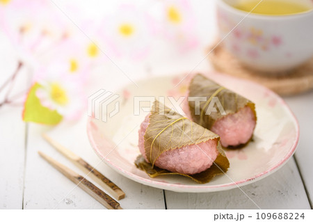 上品に香る日本の伝統和菓子 桜餅 109688224