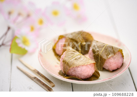 上品に香る日本の伝統和菓子 桜餅 上品に香る日本の伝統和菓子 桜餅 109688228