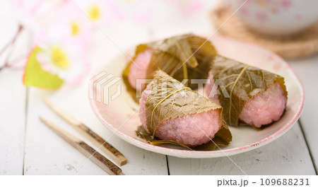 上品に香る日本の伝統和菓子 桜餅 109688231