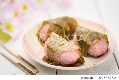 上品に香る日本の伝統和菓子 桜餅 上品に香る日本の伝統和菓子 桜餅 109688232