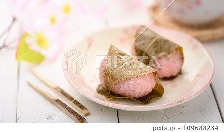 上品に香る日本の伝統和菓子 桜餅 109688234