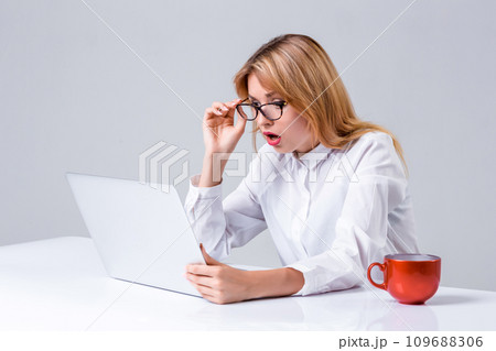 young woman sitting in the table and using laptop 109688306