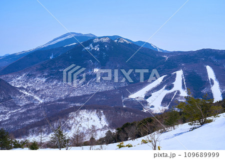 長野県と群馬県の県境にある湯ノ丸山の山頂付近から東側の眺望(浅間山,前掛山,西篭ノ登山など) 109689999