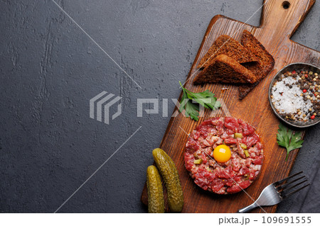 Savory beef tartare and brown bread toasts Savory beef tartare and brown bread toasts 109691555