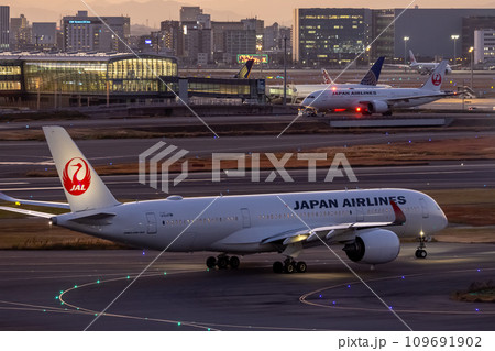 羽田空港の風景・タキシングする旅客機・日本航空A350 羽田空港の風景・タキシングする旅客機・日本航空A350 109691902