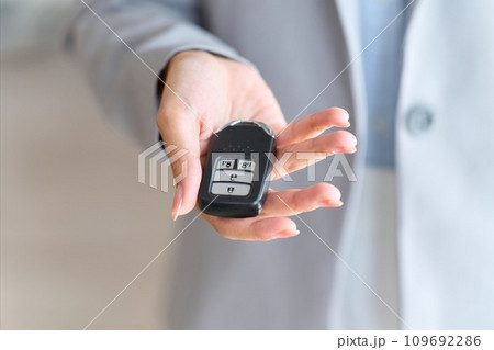 車の鍵を渡す女性 109692286