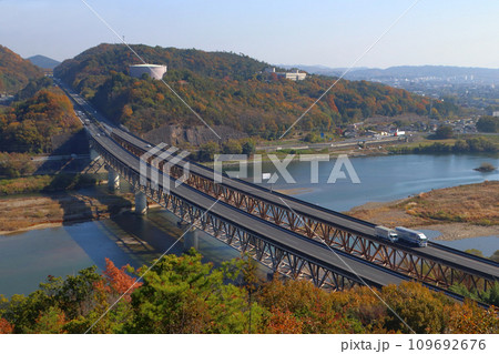 ［E2］秋の山陽自動車道：高梁川橋（岡山県倉敷市） 109692676