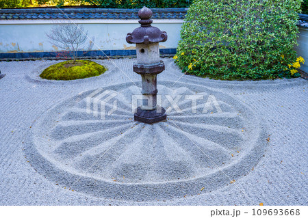 京都市東山区　雲龍院　中庭の石灯籠 109693668