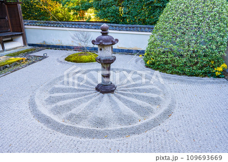 京都市東山区　雲龍院　中庭の石灯籠 109693669