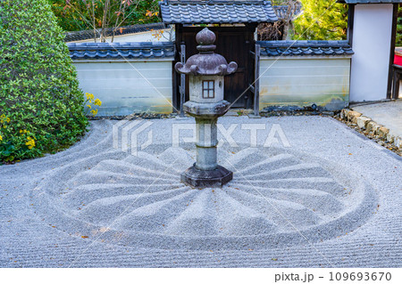 京都市東山区　雲龍院　中庭の石灯籠 109693670