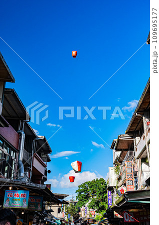 台湾　十份老街の風景 109695177