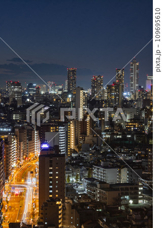 文京シビックセンター展望台から見る池袋の夜景 109695610