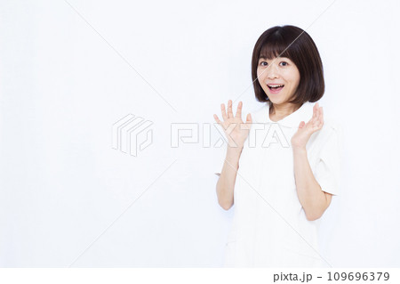 笑顔でびっくりしている30代の女性看護師 笑顔でびっくりしている30代の女性看護師 109696379
