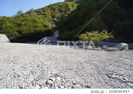 足尾町松木渓谷上流域　松木川の上流にかかる砂防ダムを上流側から見る　　2023年5月2日 109696497
