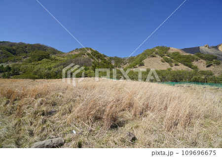 足尾町松木渓谷下流域　広い川原と左岸の様子　2023年5月2日 109696675