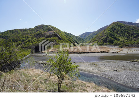 足尾町松木渓谷の入り口　三川合流地点の砂防ダム付近から仁田元川方面を見る　2023年5月2日 109697342