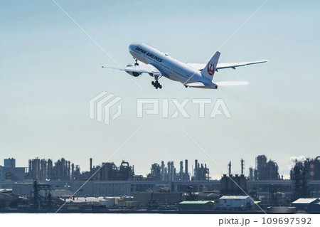 羽田空港の風景　離陸中の飛行機と工場群　東京都大田区 109697592