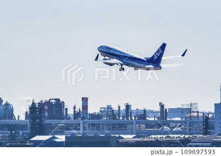 羽田空港の風景　離陸中の飛行機と工場群　東京都大田区 109697593