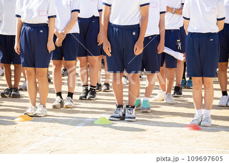 運動会で整列する中学生 運動会で整列する中学生 109697605