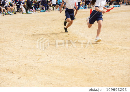 運動会で走る小学生 109698298