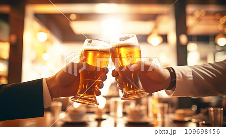 居酒屋でのビジネスマンの乾杯 109698456