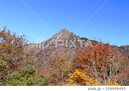 石鎚山を飾る紅葉 (愛媛県 石鎚スカイラインより) 石鎚山を飾る紅葉 (愛媛県 石鎚スカイラインより) 109698495