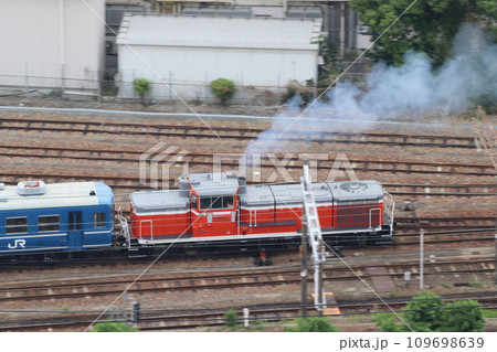 網干総合車両所宮原支所にて入れ換えを行うDE10形+12系客車 109698639