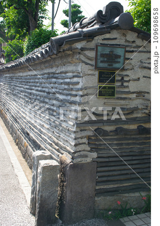 谷中　観音寺の築地塀（東京都台東区） 109698658