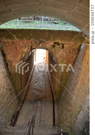 登録有形文化財の龍洞院架道橋のトンネル 109698737
