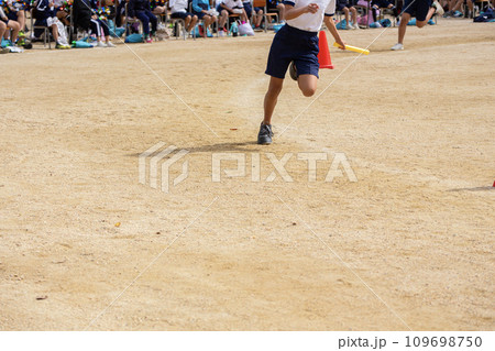 運動会で走る小学生 109698750