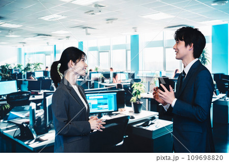 オフィスで楽しく話す男女のビジネスパーソン 109698820