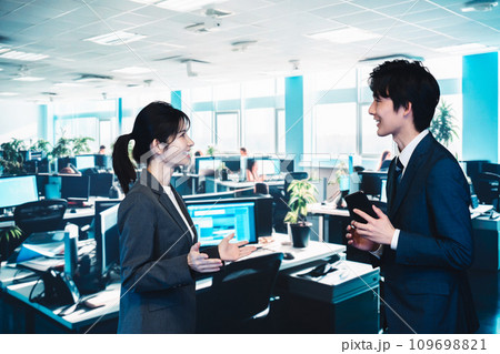 オフィスで楽しく話す男女のビジネスパーソン 109698821