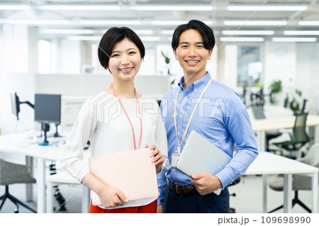 オフィスの若いエンジニア 109698990