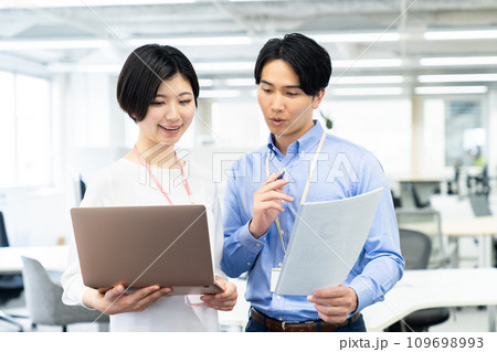 オフィスの若いエンジニア オフィスの若いエンジニア 109698993