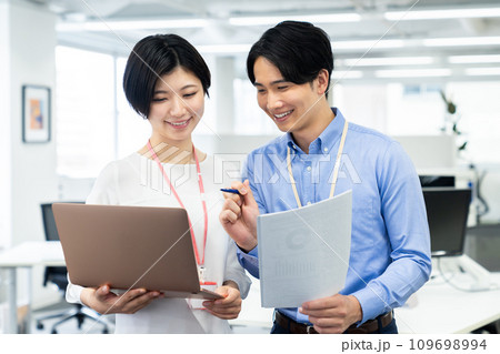 オフィスの若いエンジニア オフィスの若いエンジニア 109698994