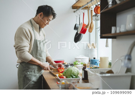 キッチンで料理をする30代の男性 キッチンで料理をする30代の男性 109699090