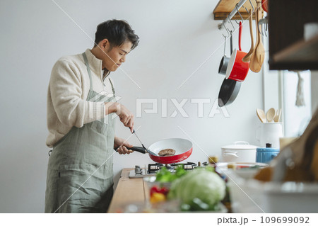 キッチンで料理をする30代半ばの男性 キッチンで料理をする30代半ばの男性 109699092
